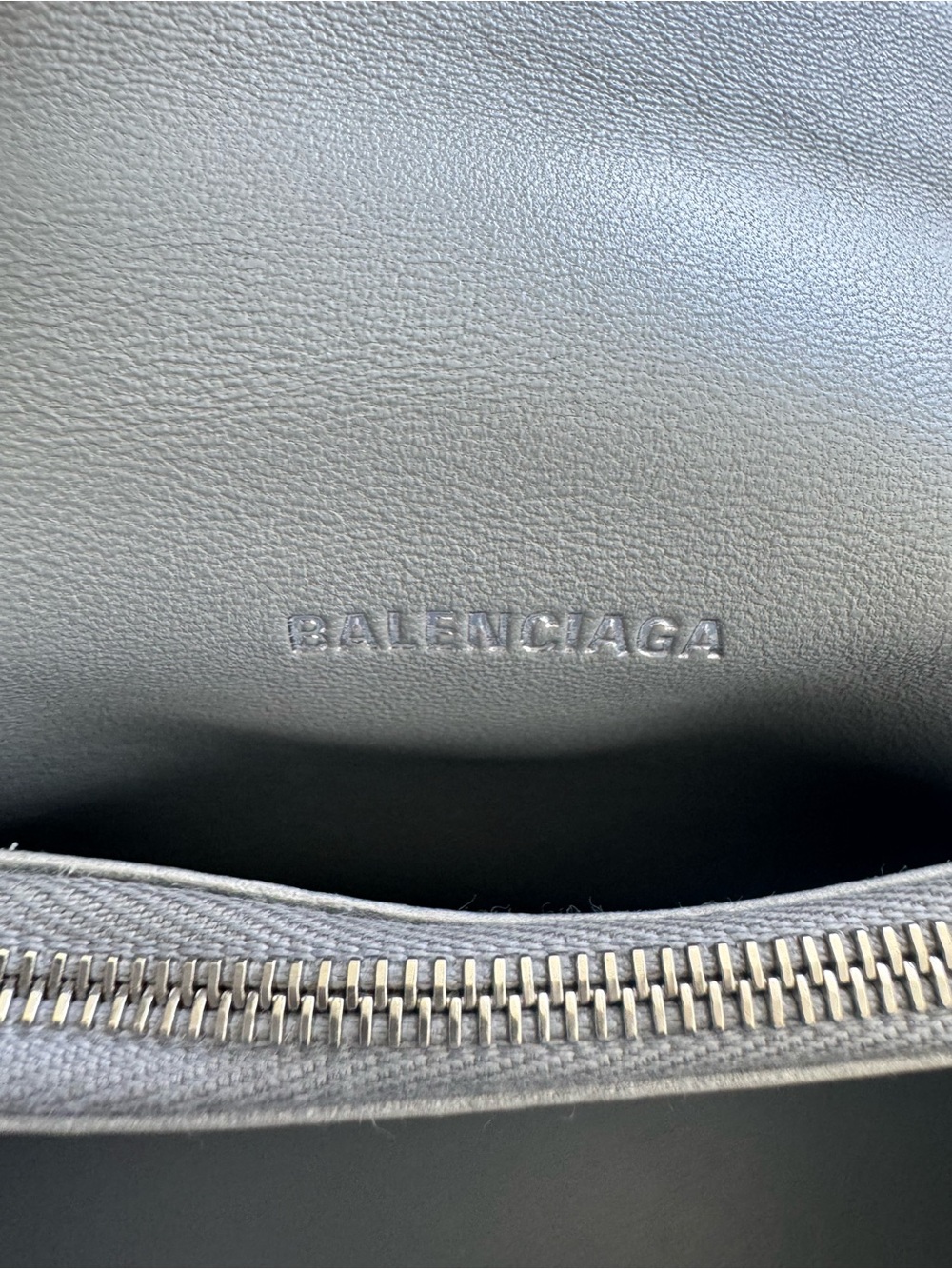 Balenciaga
Small Crush Quilted
Silver Leather Shoulder Bag - Picture 14 of 16